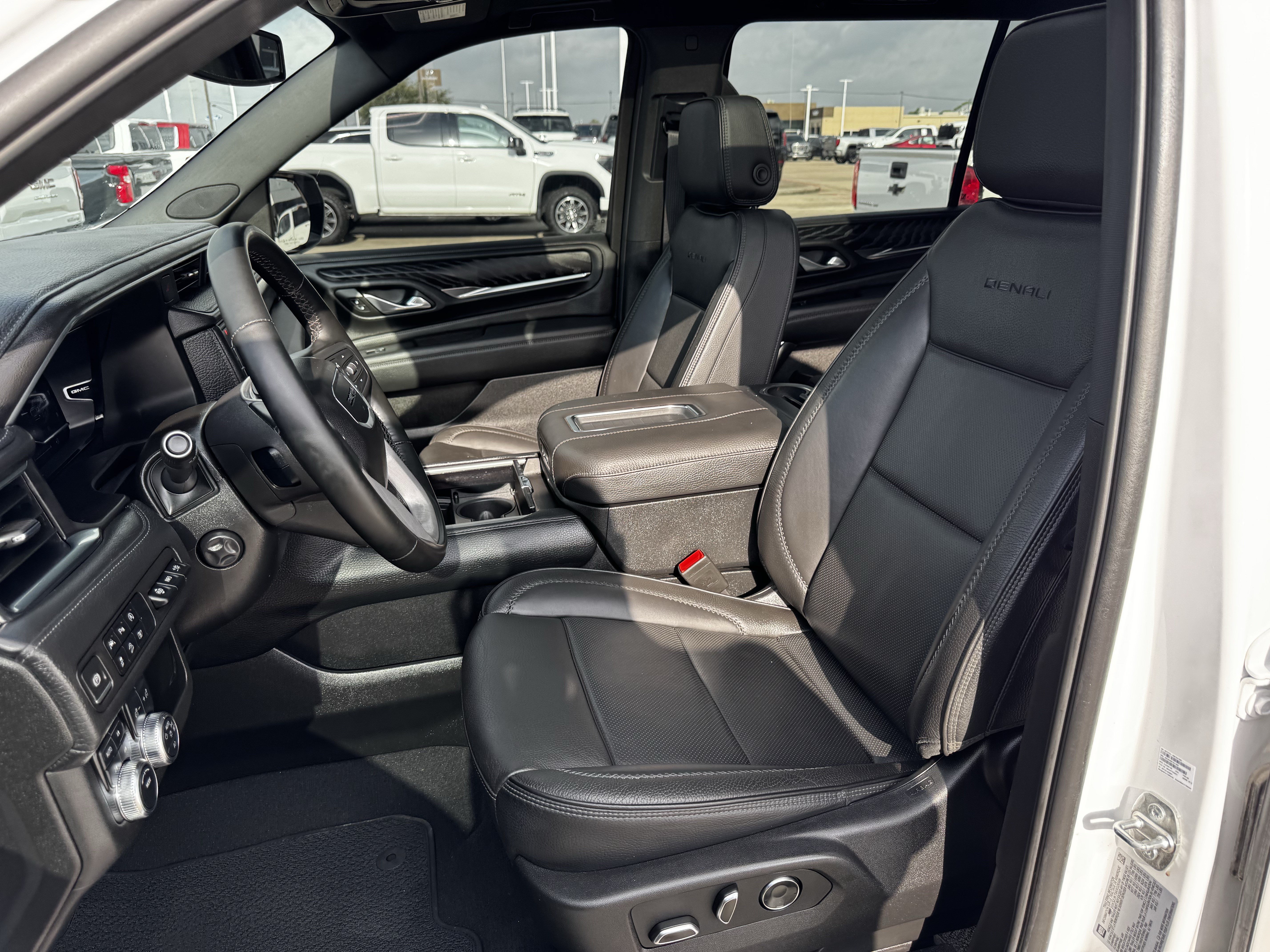 Used 2024 GMC Yukon XL Denali AWD/4WD image 28