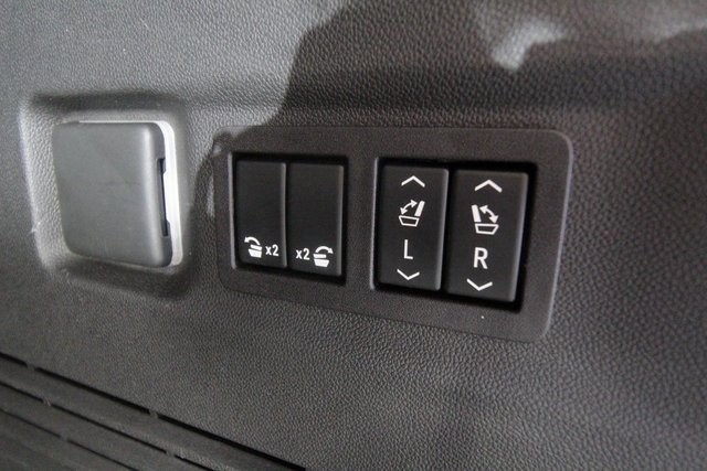 Used 2023 GMC Yukon XL AT4 w/ Technology Package image 17