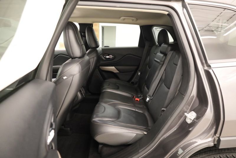 Used 2018 Jeep Cherokee Limited image 32