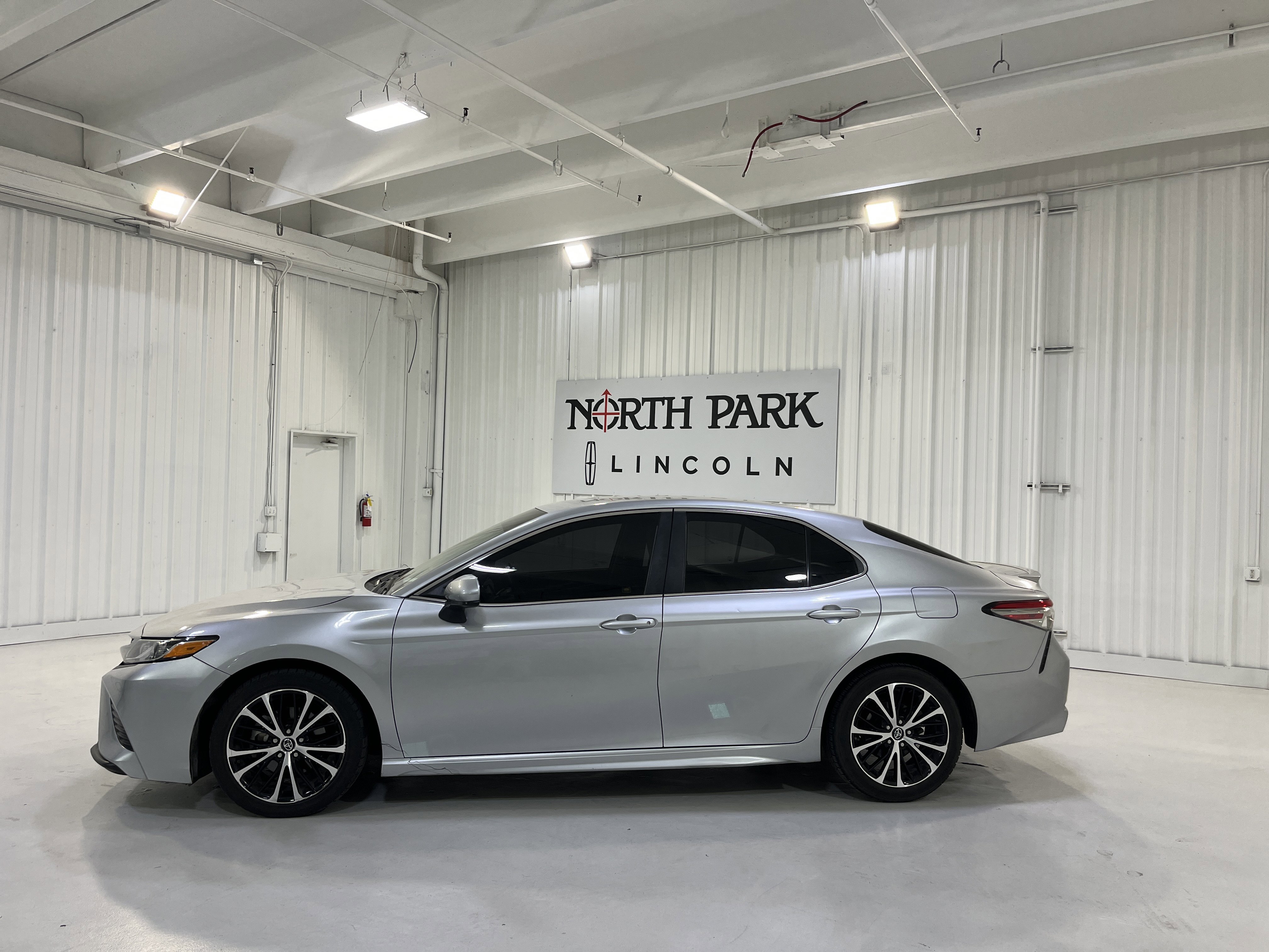 Used 2018 Toyota Camry SE image 2