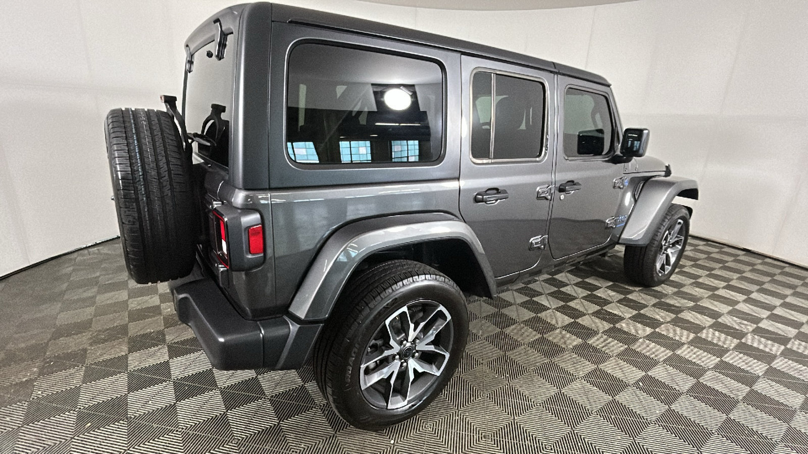 Used 2024 Jeep Wrangler Unlimited w/ Technology Group AWD/4WD image 3