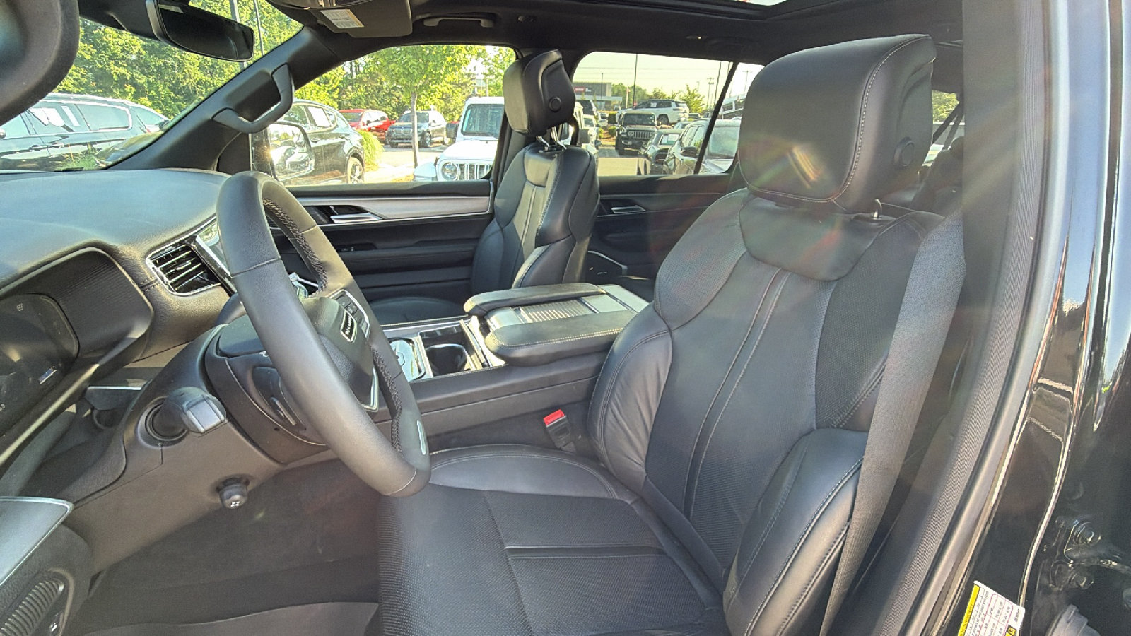 Certified 2024 Jeep Wagoneer L Series II AWD/4WD image 18