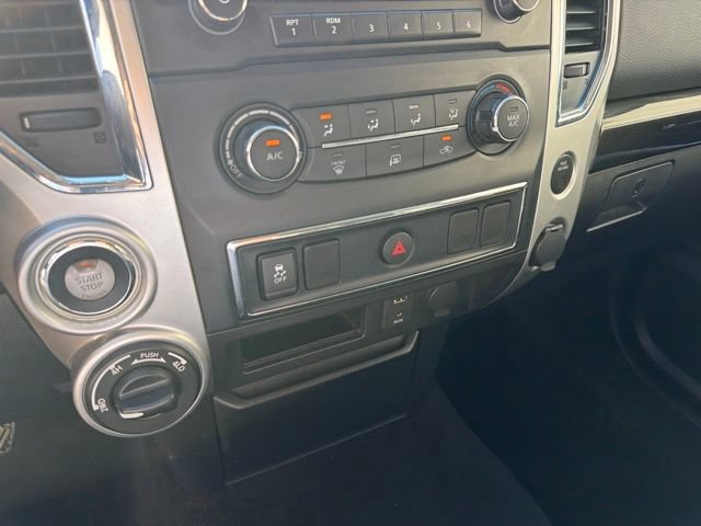 Used 2018 Nissan Titan SV AWD/4WD image 32