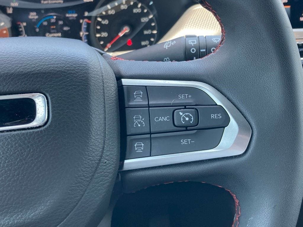 Used 2025 Jeep Compass Trailhawk AWD/4WD image 17