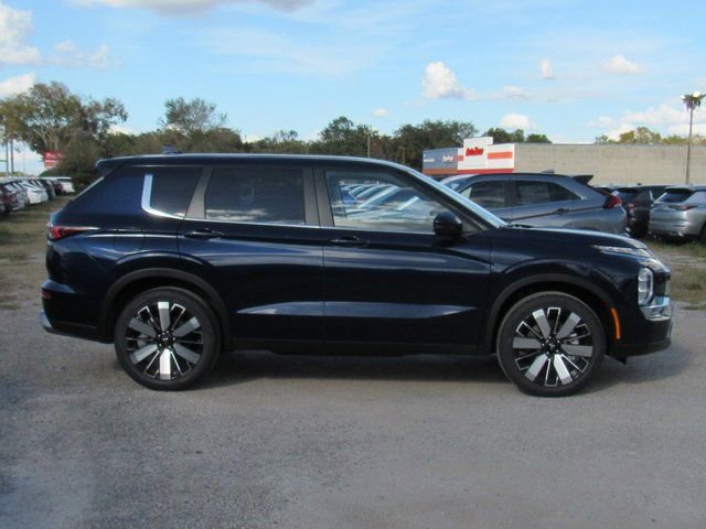 New 2026 Mitsubishi Outlander SE image 2