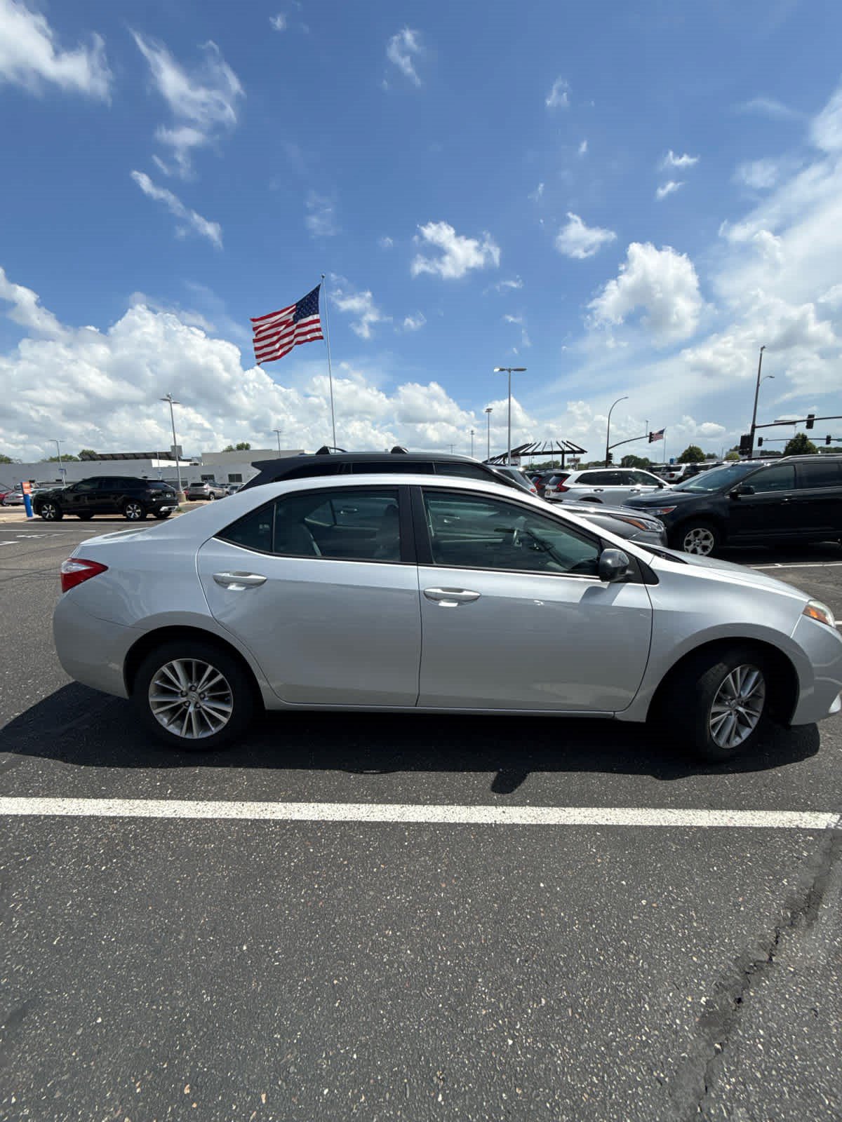 Used 2015 Toyota Corolla LE FWD image 3