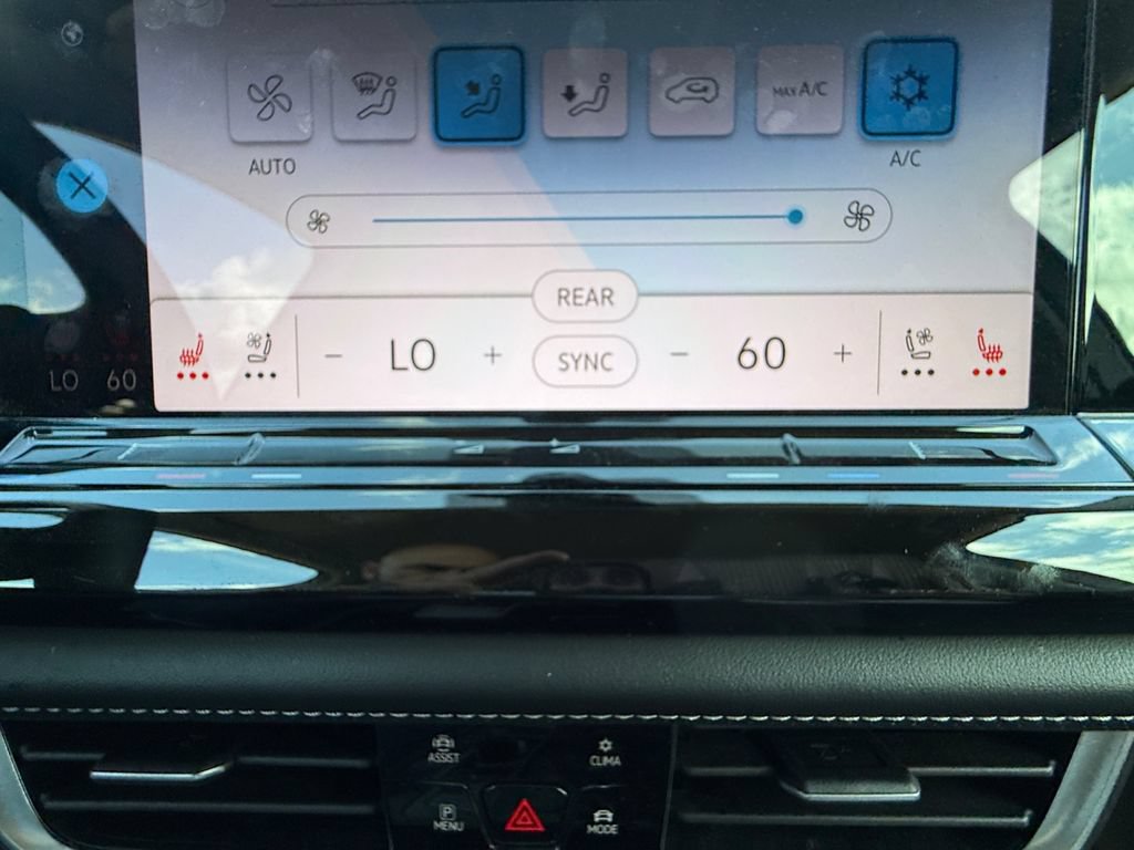 Used 2025 Volkswagen Atlas SE AWD/4WD image 33