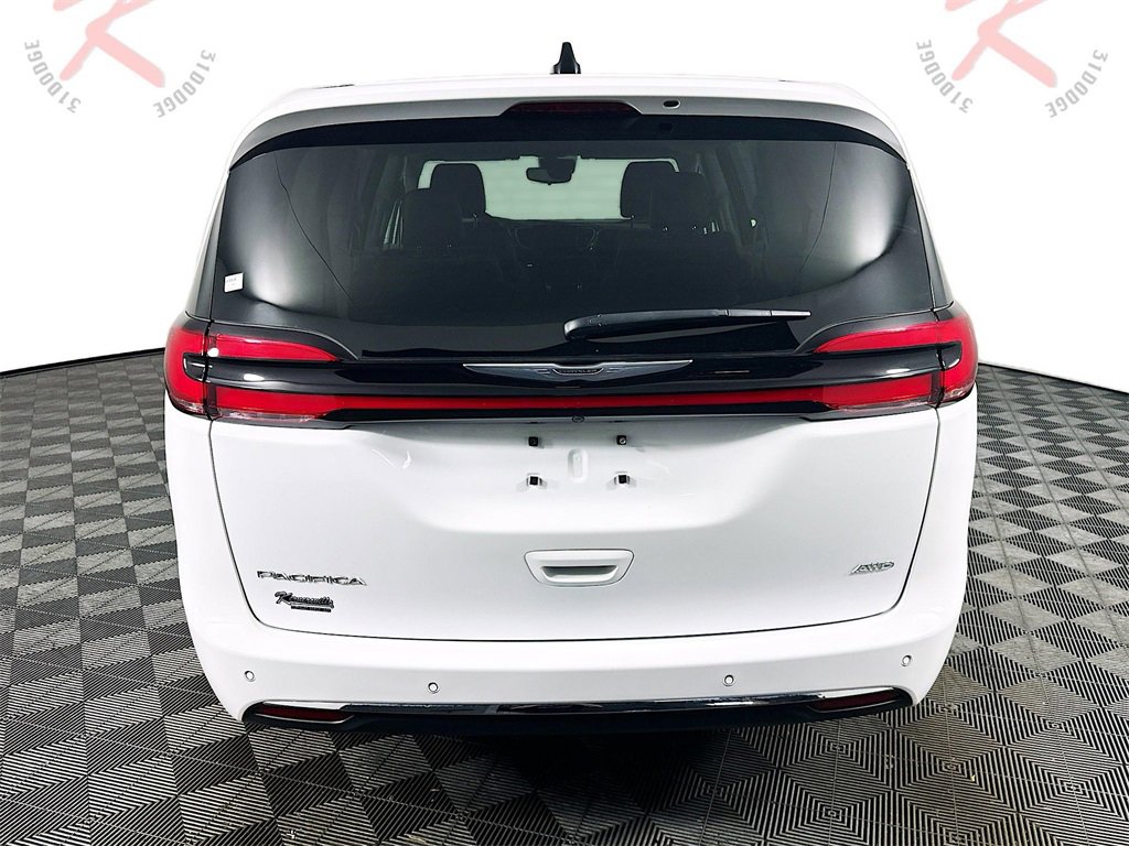 Used 2024 Chrysler Pacifica Touring-L image 6