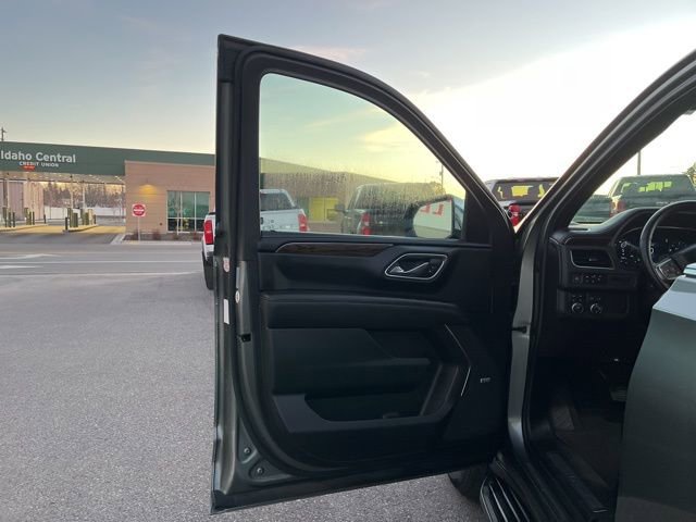 Used 2023 Chevrolet Suburban Premier image 25