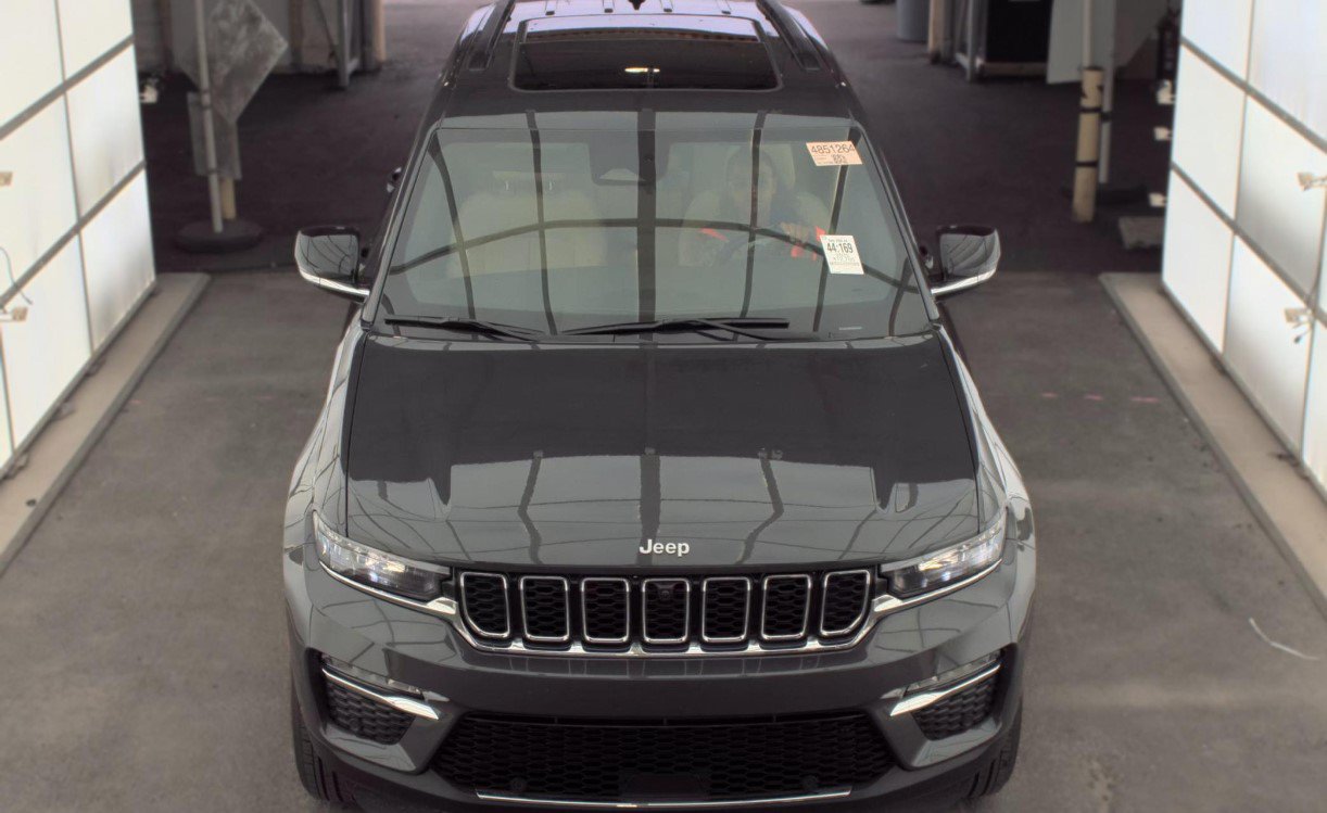 Used 2025 Jeep Grand Cherokee Limited w/ Luxury Tech Group II AWD/4WD image 3