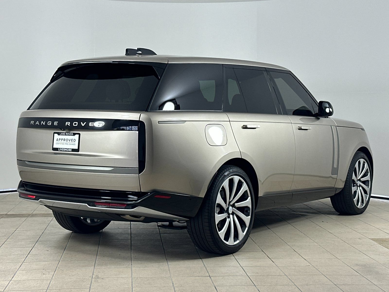 Used 2025 Land Rover Range Rover SE AWD/4WD image 6