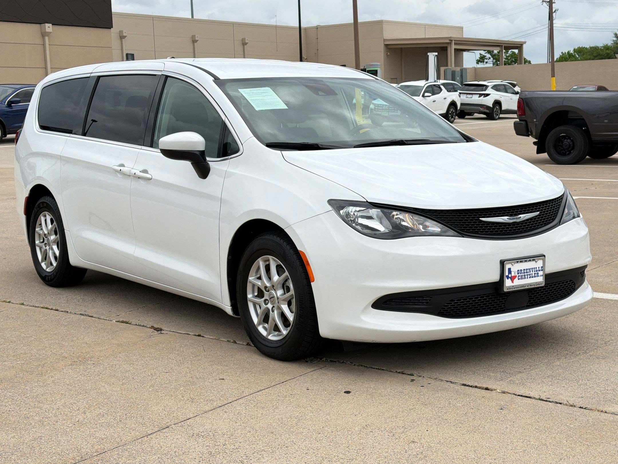Used 2023 Chrysler Voyager LX image 7