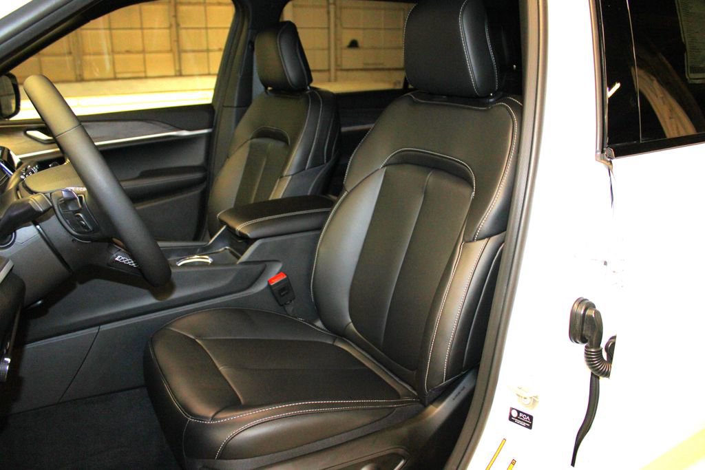 New 2025 Jeep Grand Cherokee L Limited w/ Black Appearance Package image 24