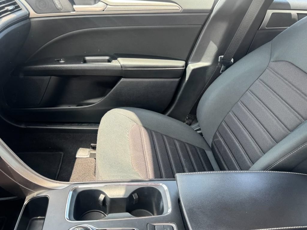 Used 2020 Ford Fusion SE FWD image 13