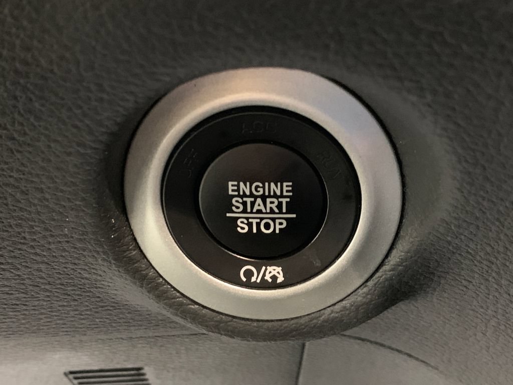 Used 2025 Chrysler Pacifica Limited FWD image 30