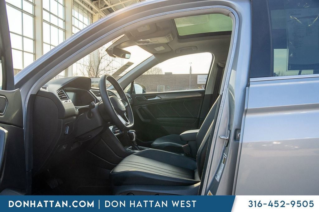 Used 2023 Volkswagen Tiguan SE FWD image 3