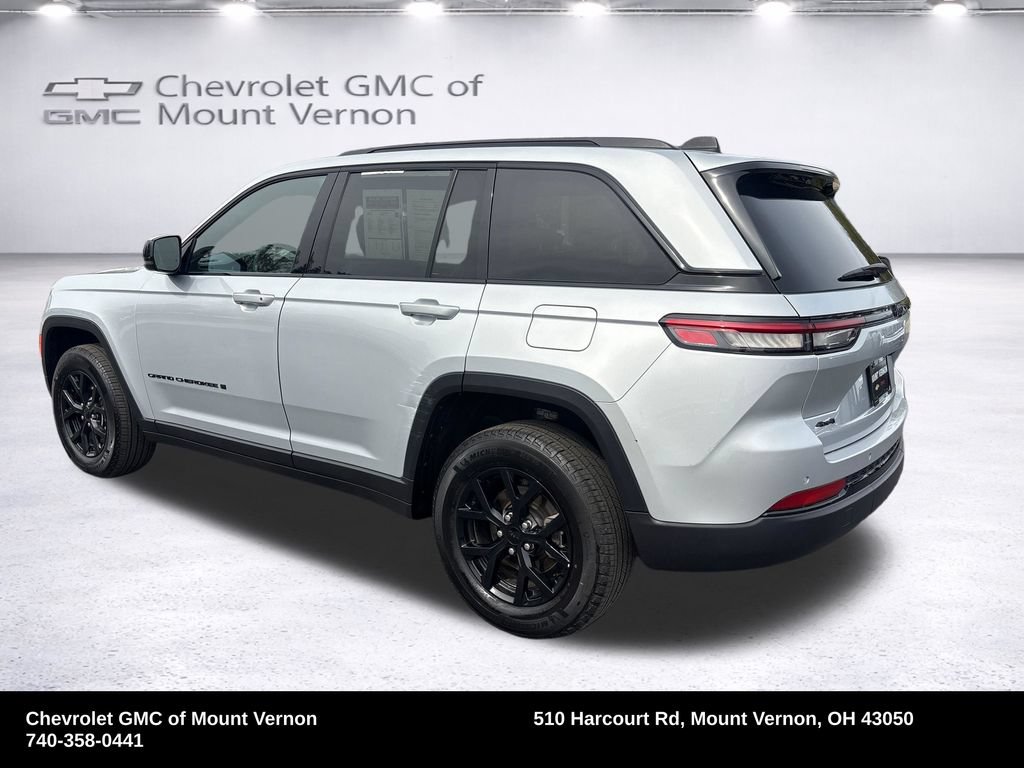Used 2025 Jeep Grand Cherokee Altitude AWD/4WD image 3