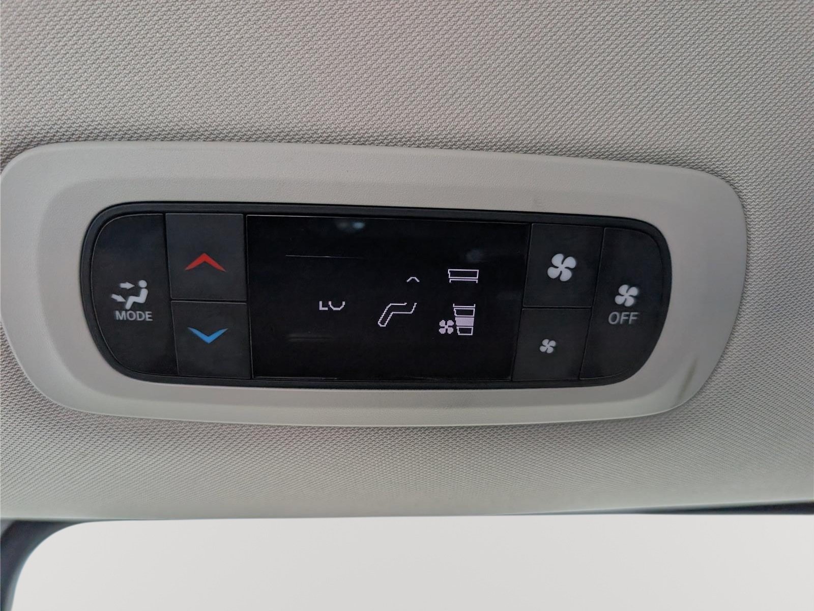 Used 2023 Chrysler Voyager LX FWD image 16