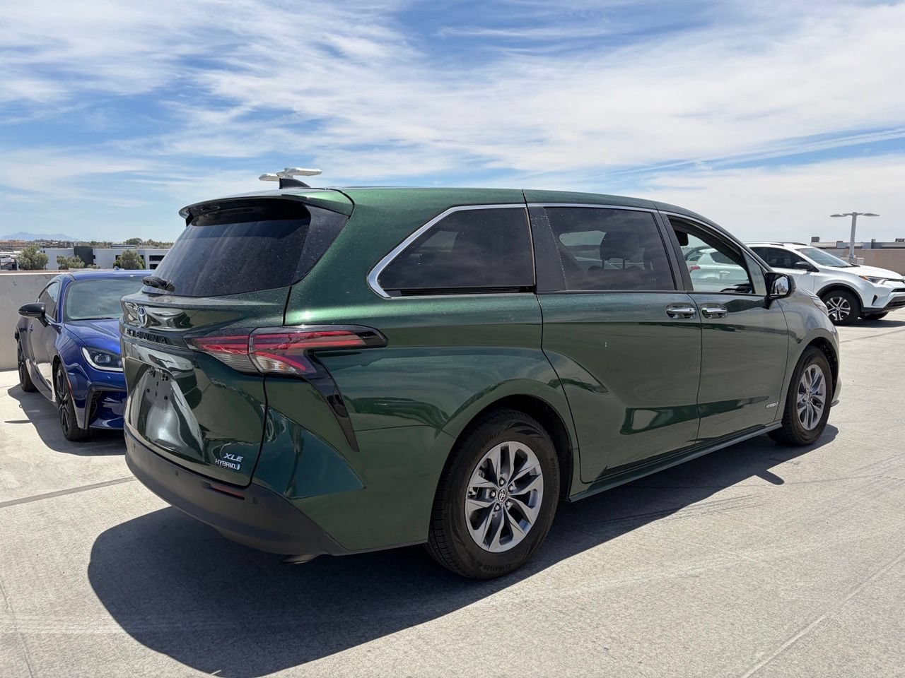 Used 2021 Toyota Sienna XLE FWD image 2