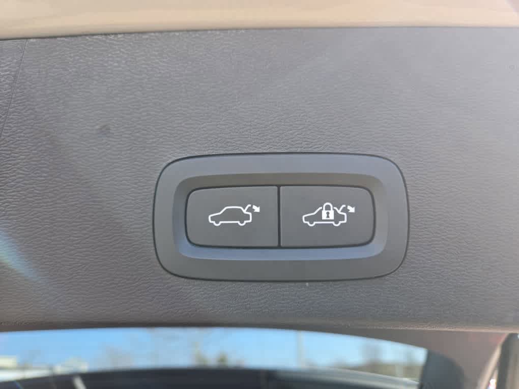 Used 2023 Volvo XC40 B5 Plus w/ Driver Assist Package AWD/4WD image 7