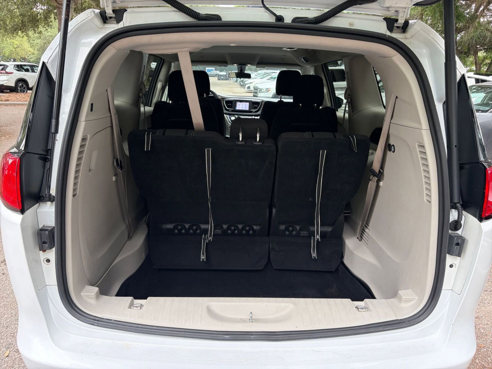 Used 2022 Chrysler Voyager LX FWD image 34