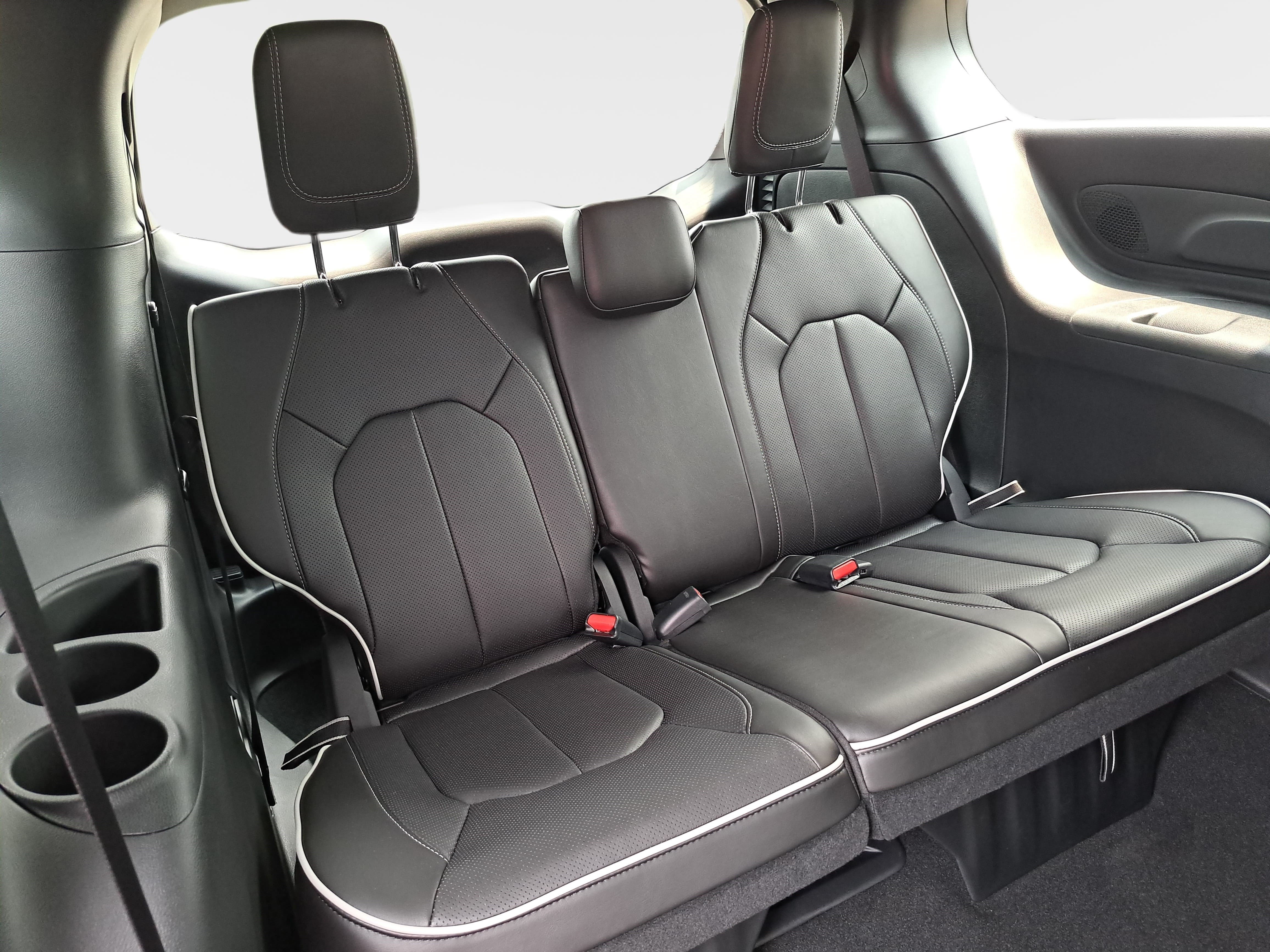 New 2027 Chrysler Pacifica Limited FWD image 12