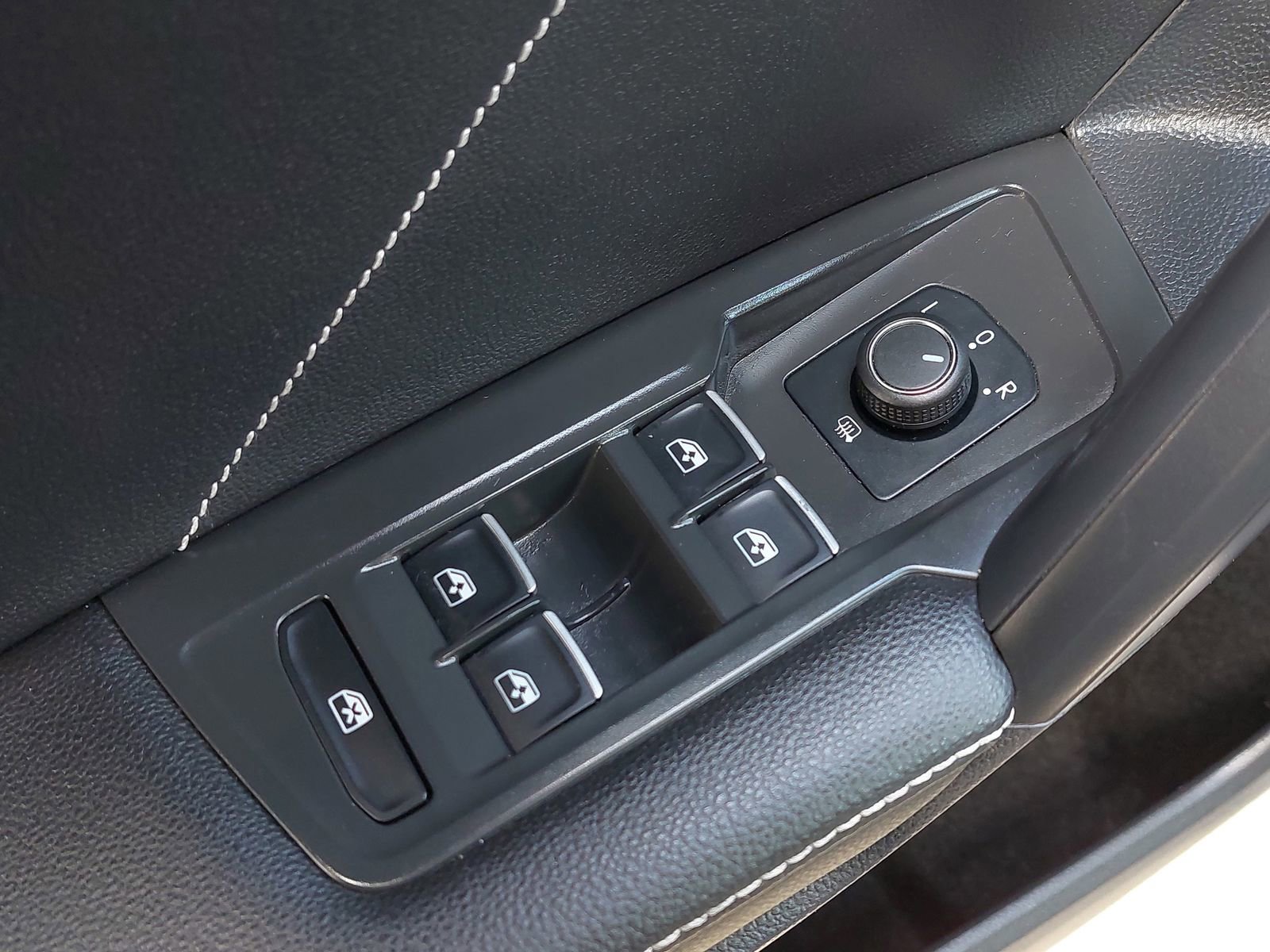 Used 2022 Volkswagen Tiguan SE image 29