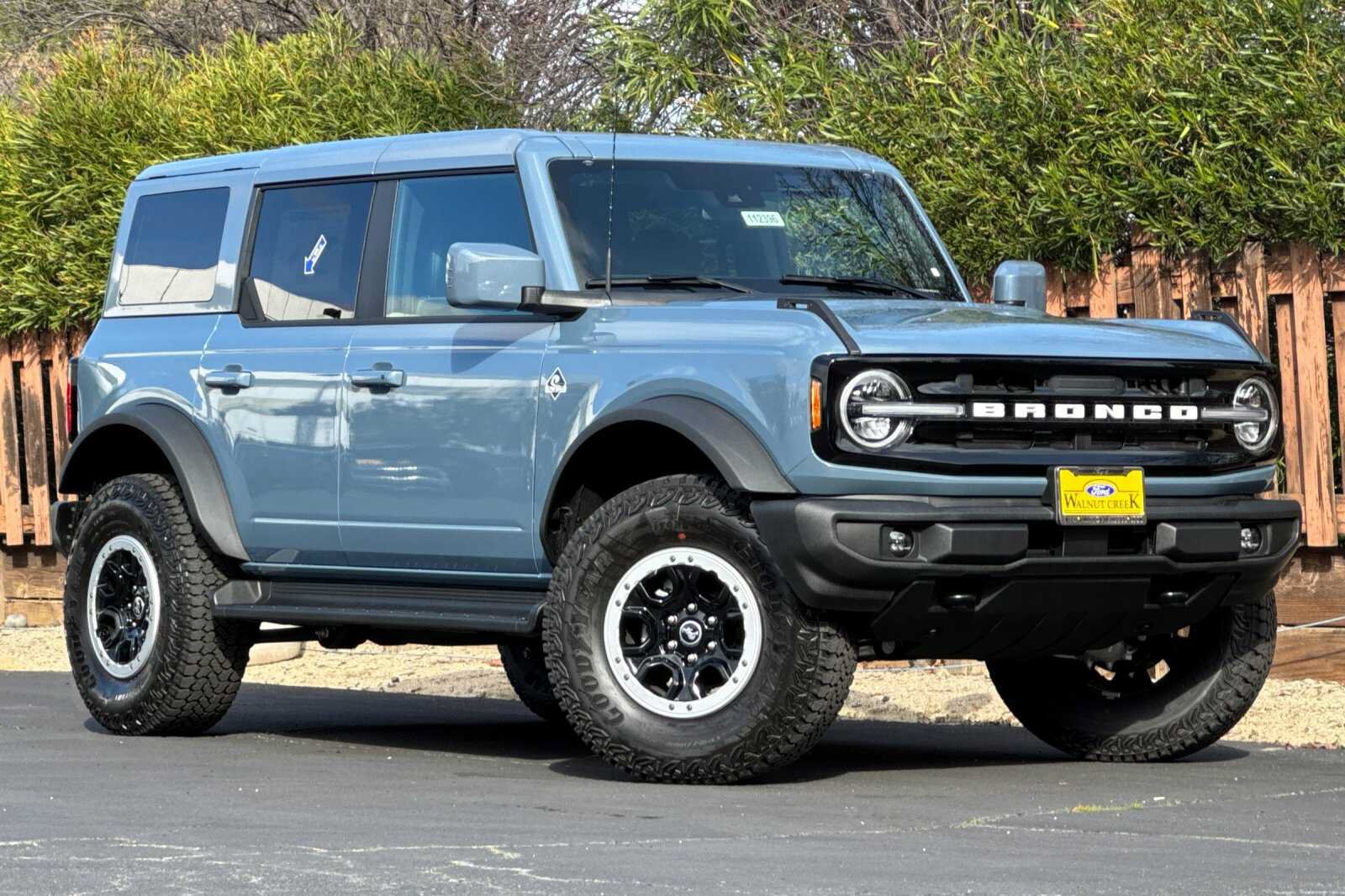 New 2025 Ford Bronco Outer Banks w/ Sasquatch Package AWD/4WD image 2