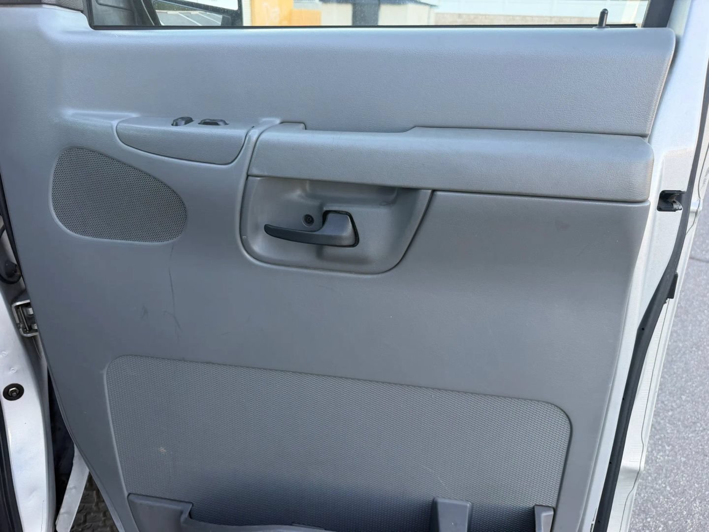 Used 2006 Ford E-350 and Econoline 350 XLT RWD image 13