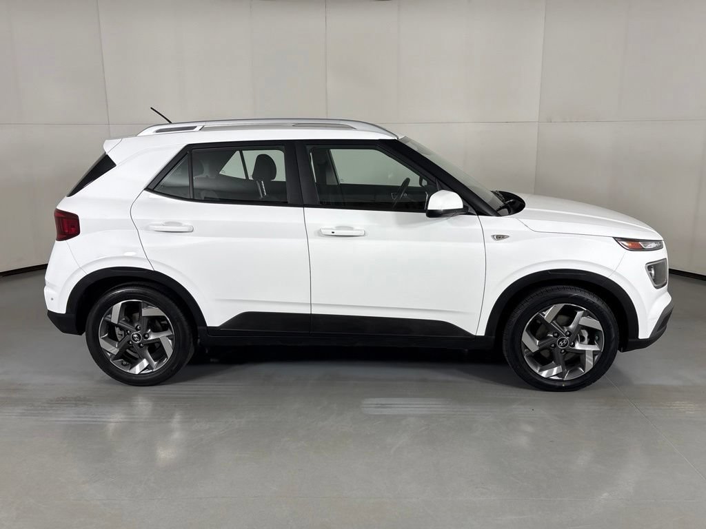 Used 2025 Hyundai Venue SEL FWD image 9
