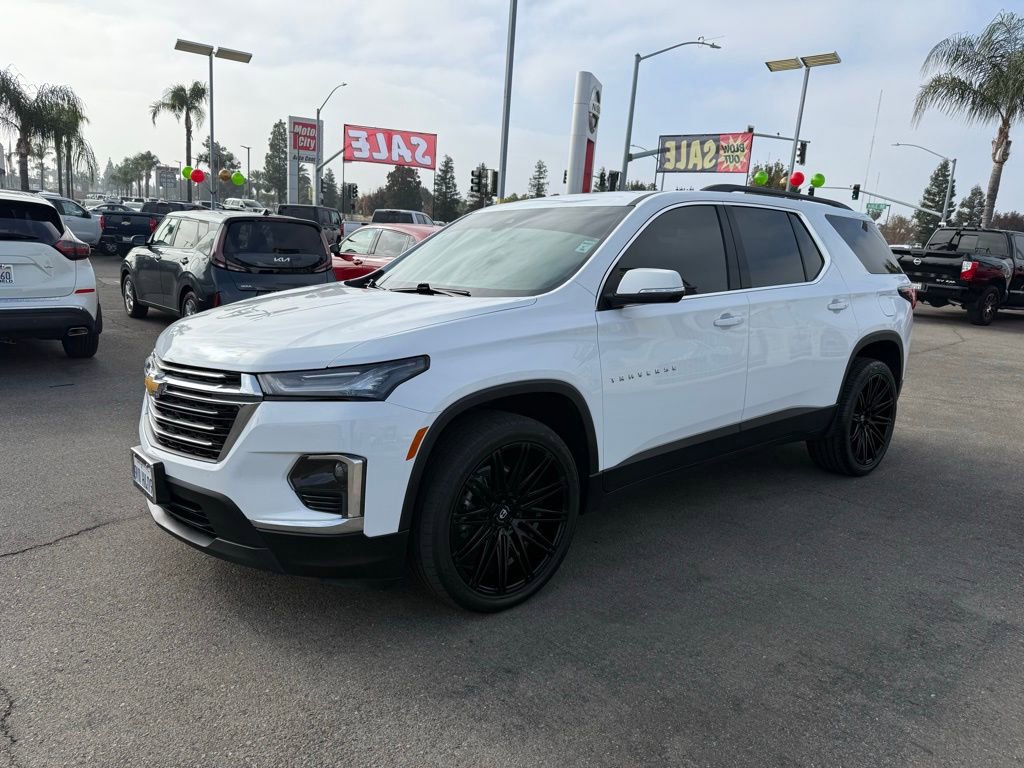 Used 2023 Chevrolet Traverse LT image 3