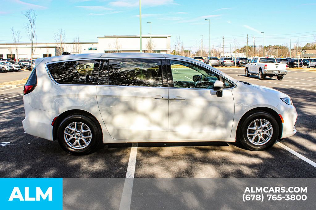 Used 2023 Chrysler Pacifica Touring-L image 9