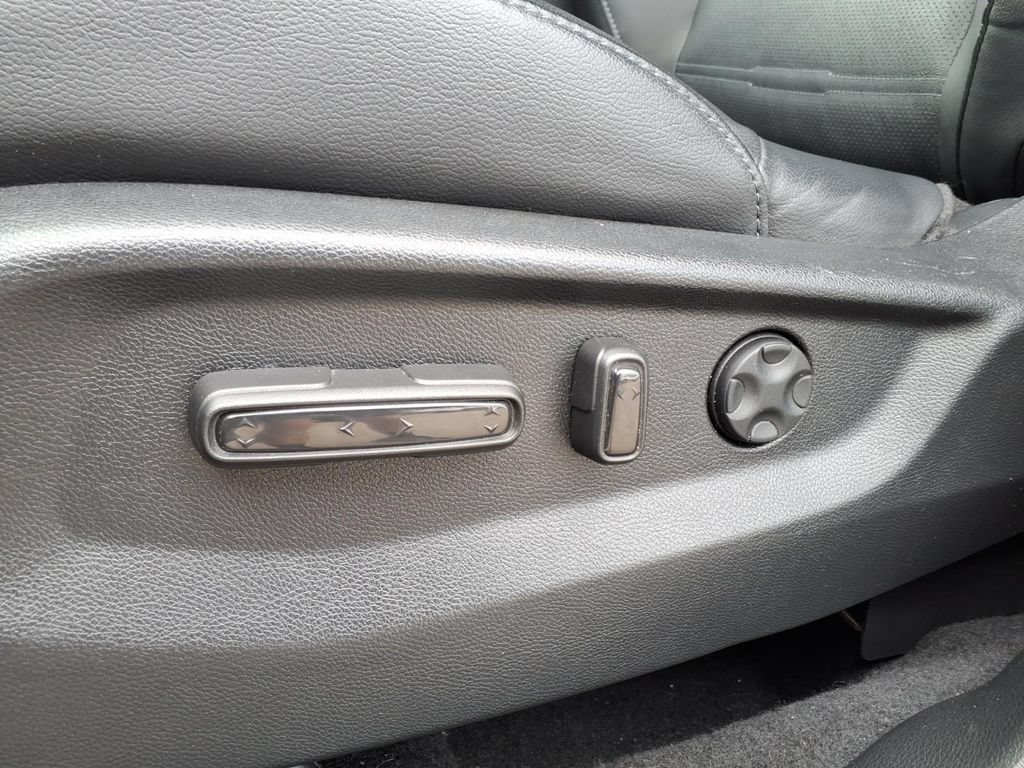Used 2020 Honda CR-V Touring image 3