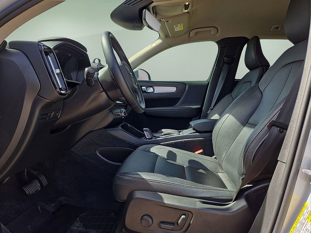 Used 2021 Volvo XC40 T5 Momentum w/ Advanced Package image 23