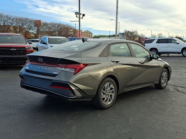 Used 2024 Hyundai Elantra Blue image 6