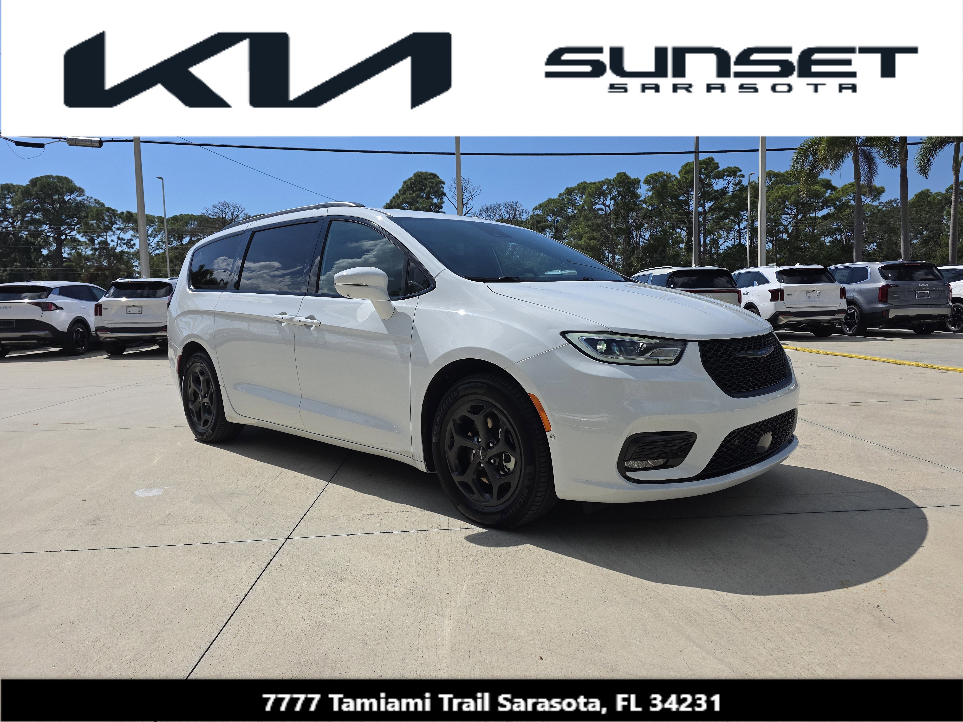 Used 2021 Chrysler Pacifica Touring-L w/ Uconnect Theater Family Group