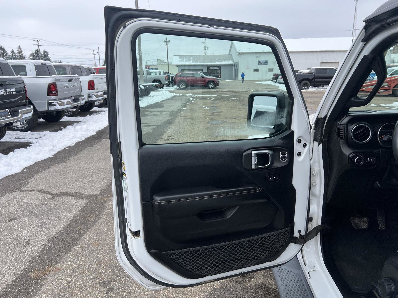 Used 2018 Jeep Wrangler Unlimited Sahara image 9