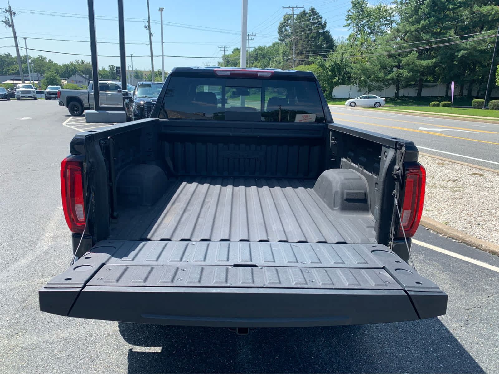 Used 2024 GMC Sierra 1500 AT4 w/ AT4 Preferred Package AWD/4WD image 5