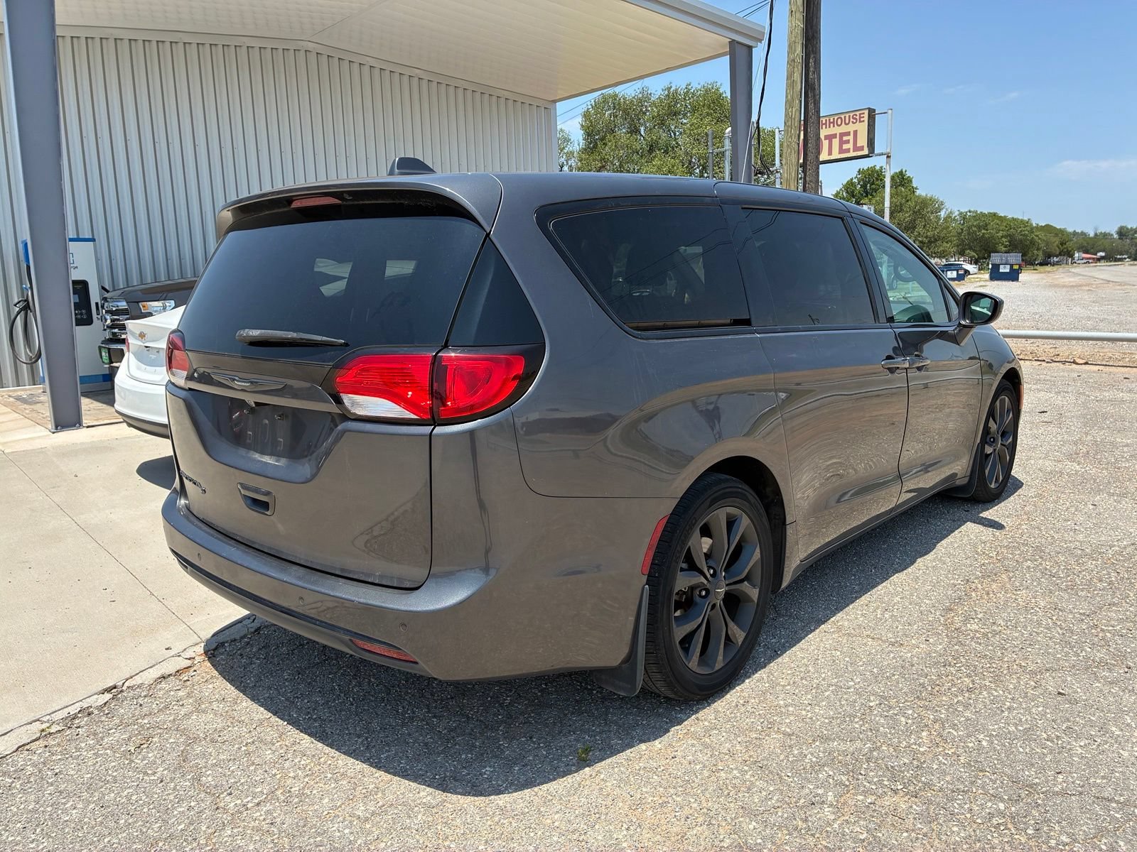Used 2018 Chrysler Pacifica Touring Plus w/ S Appearance Package FWD image 12