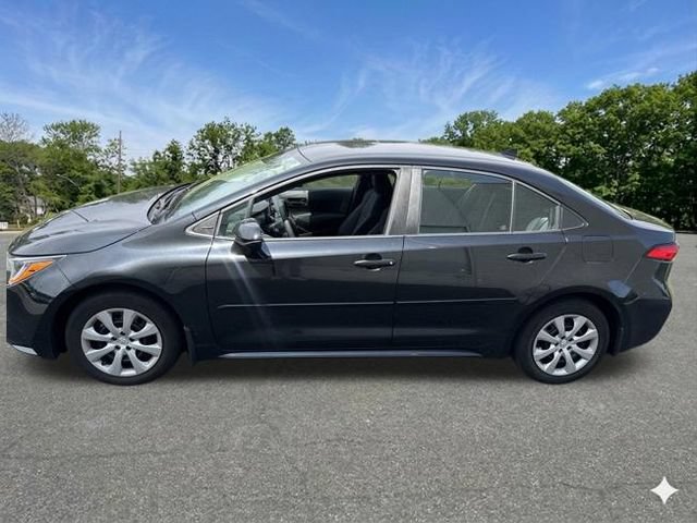 Used 2022 Toyota Corolla LE FWD image 3
