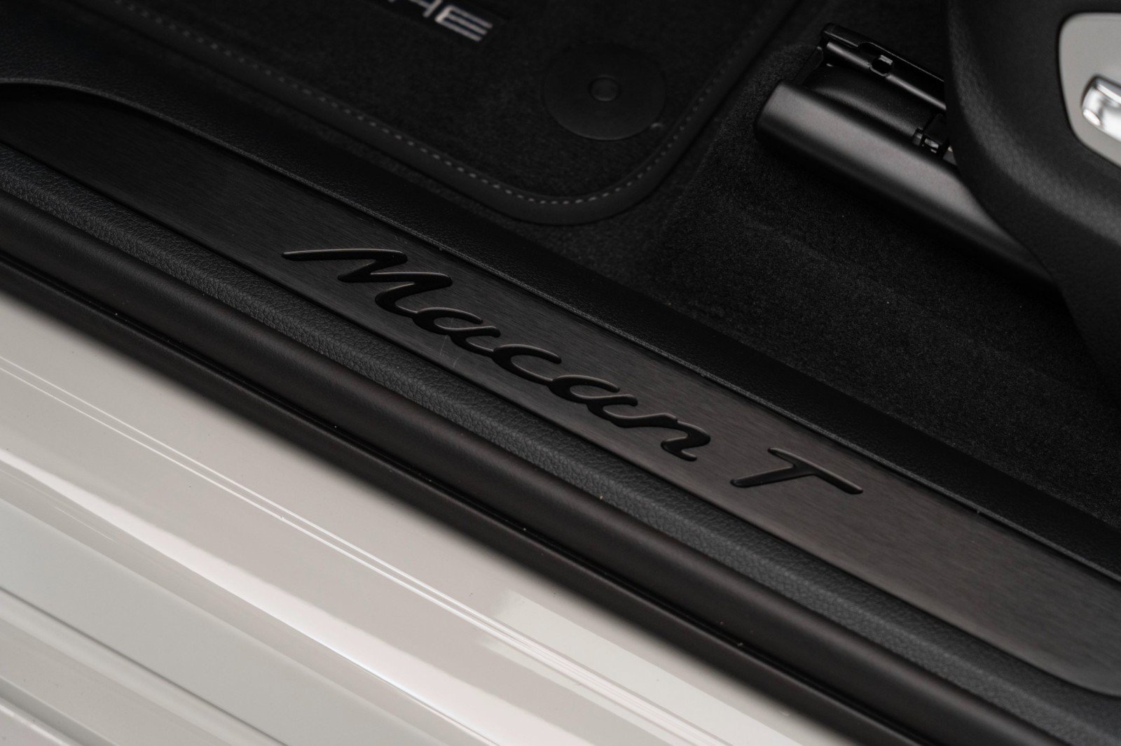 New 2025 Porsche Macan Turbo image 14