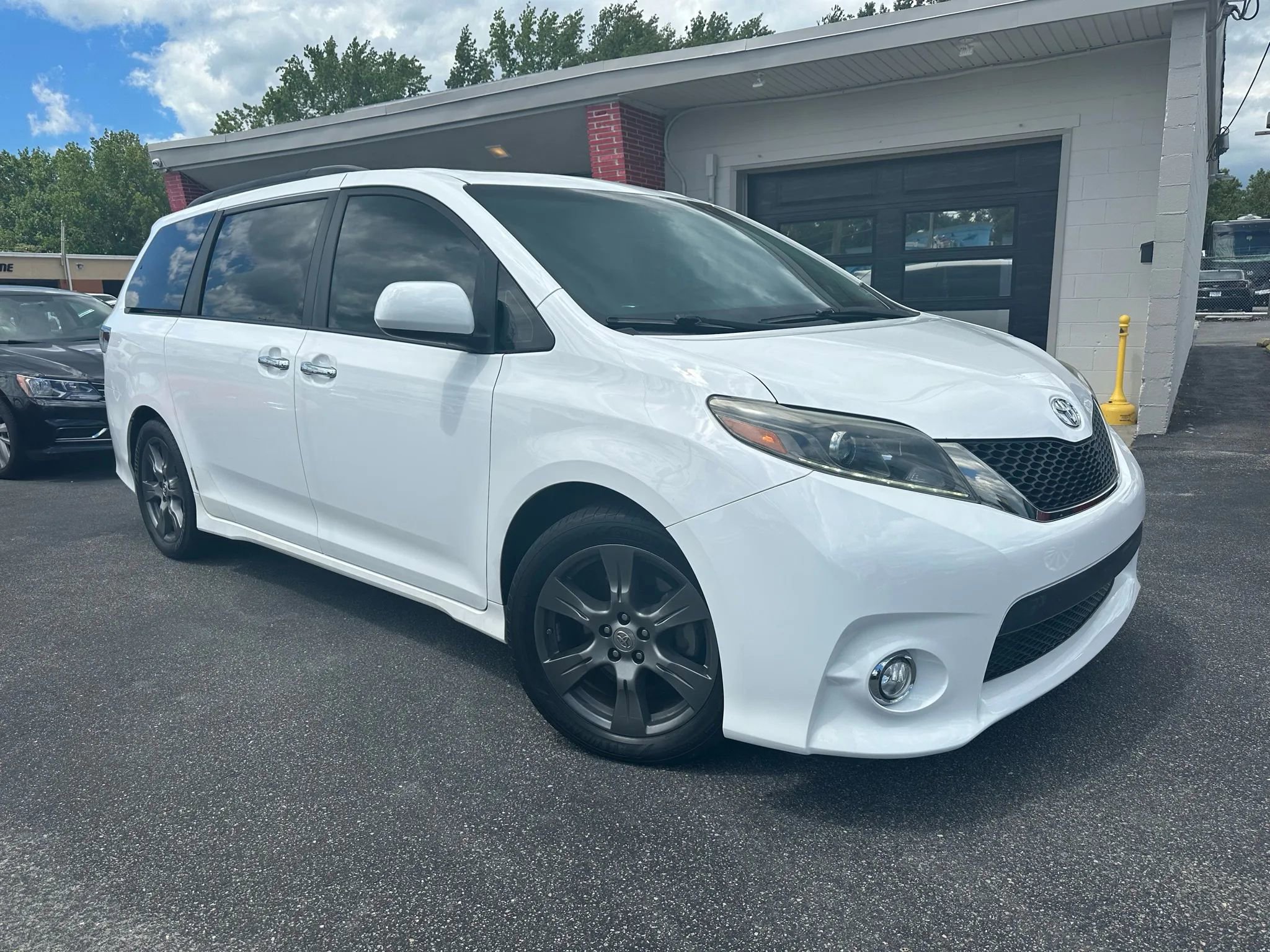 Used 2017 Toyota Sienna SE image 1