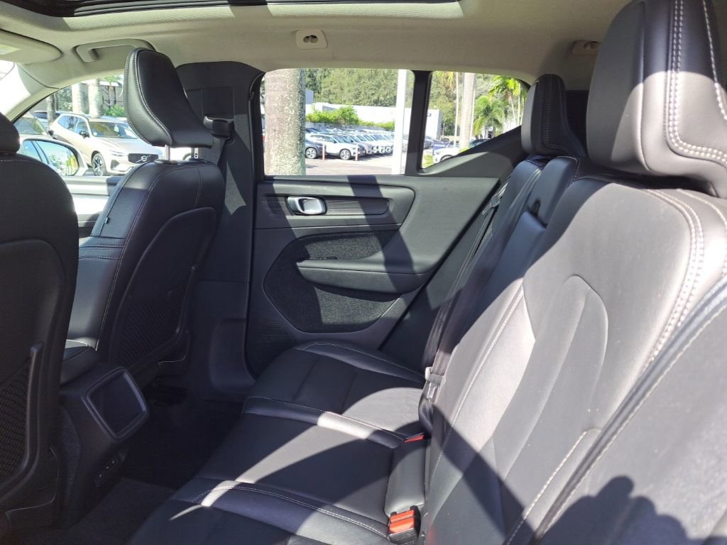 Used 2021 Volvo XC40 T5 Momentum w/ Climate Package image 8