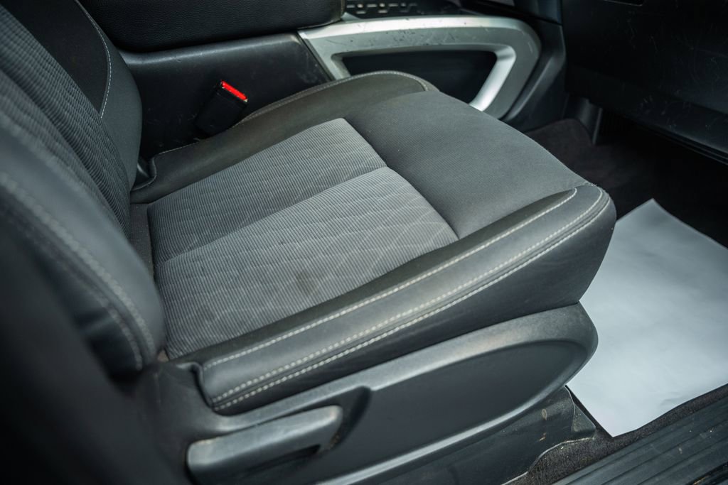 Used 2022 Nissan Titan SV w/ SV Convenience Package image 35