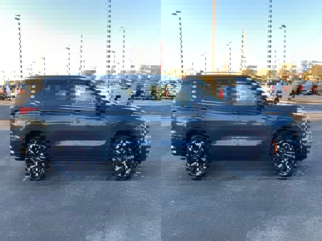 Used 2024 Mitsubishi Outlander SE Black Edition image 4