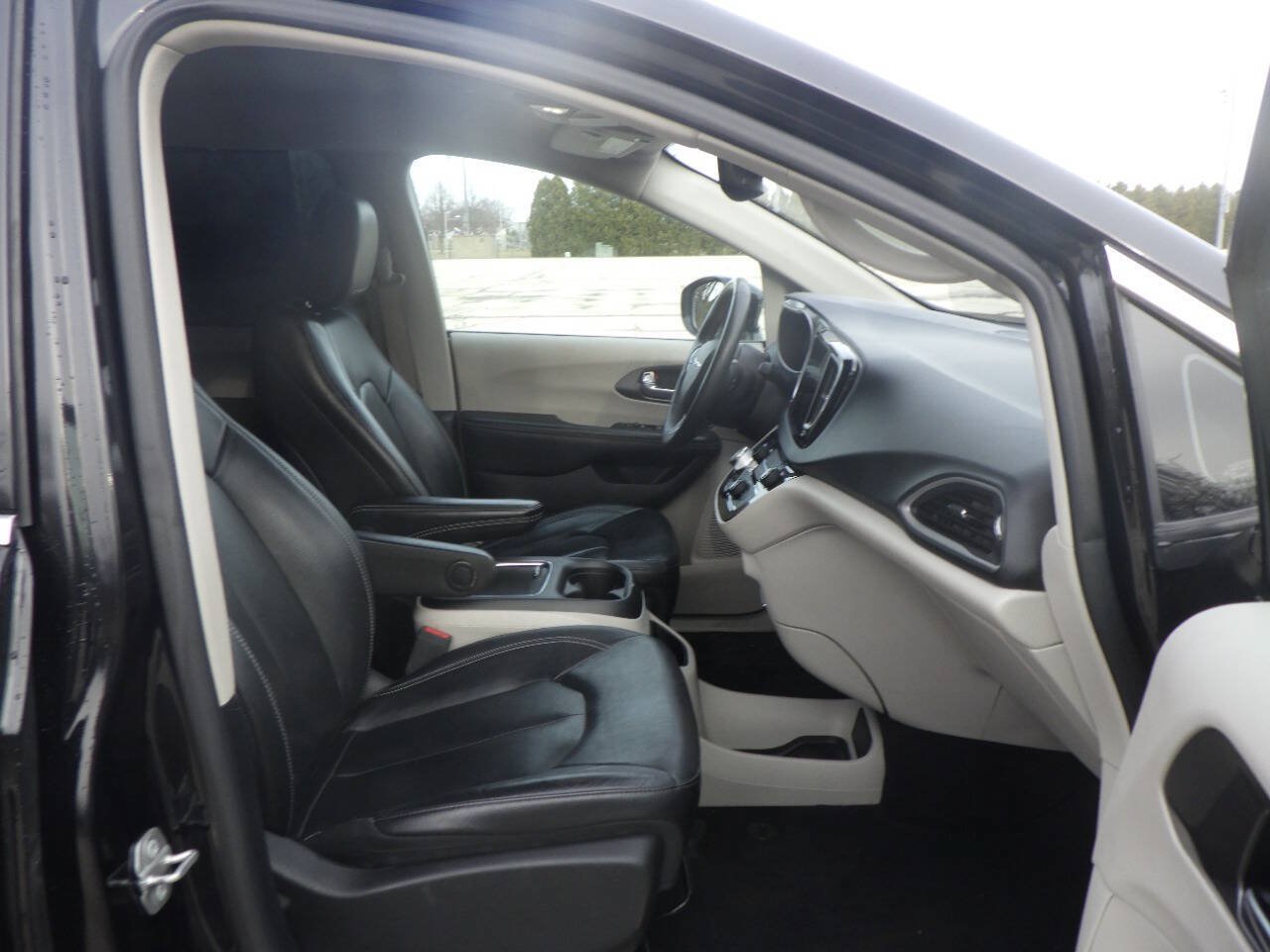 Used 2022 Chrysler Pacifica Touring-L FWD image 15