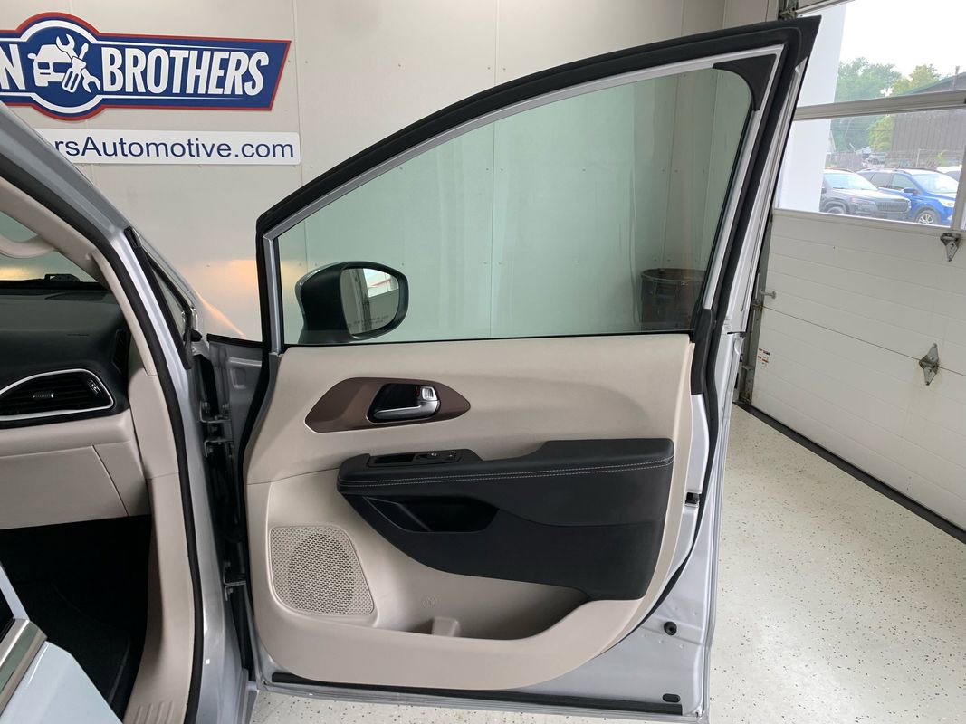 Used 2023 Chrysler Voyager LX image 33