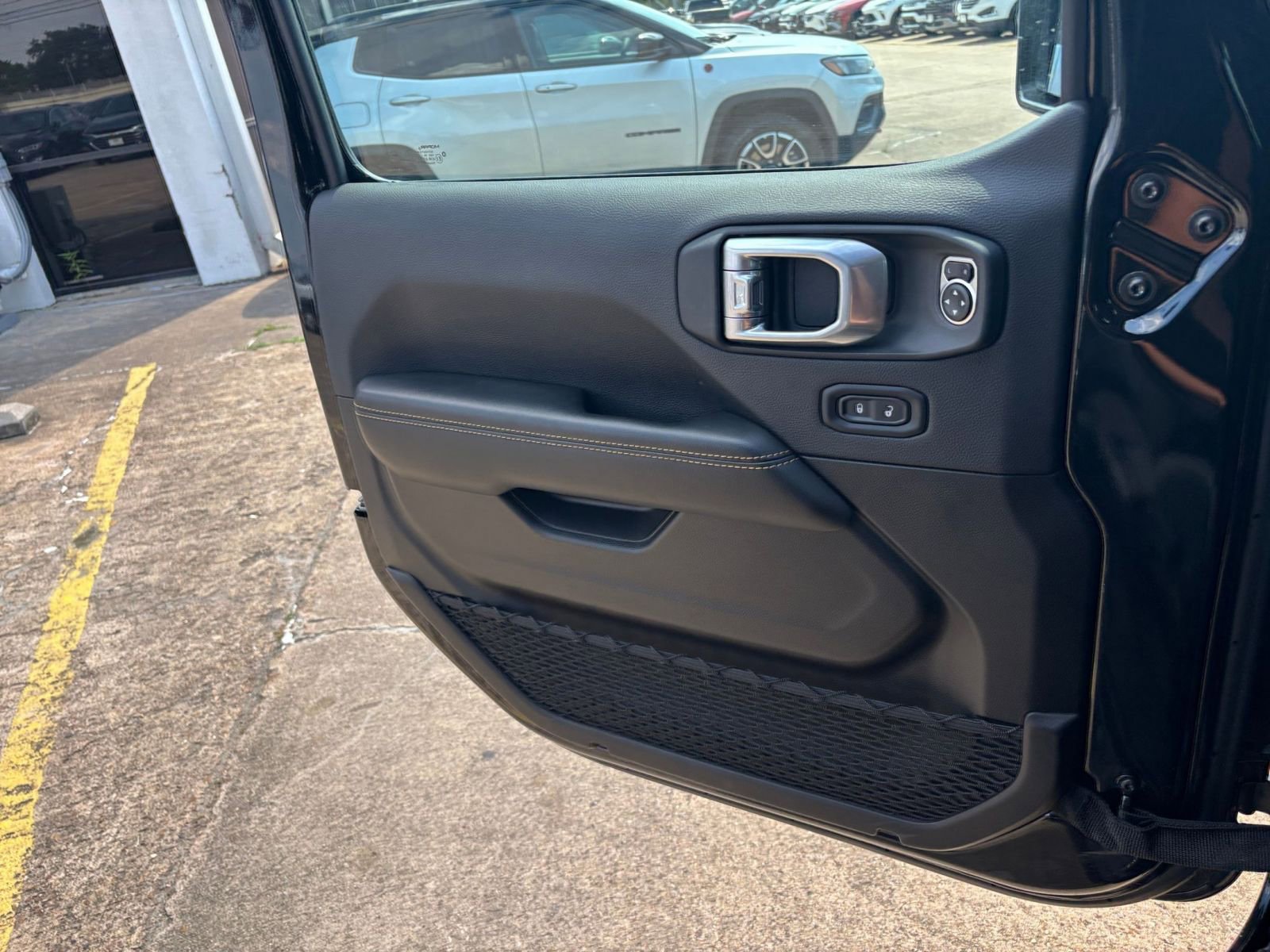 Used 2025 Jeep Wrangler Sahara image 20