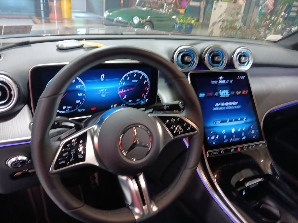 Used 2026 Mercedes-Benz GLC 300 4MATIC image 5