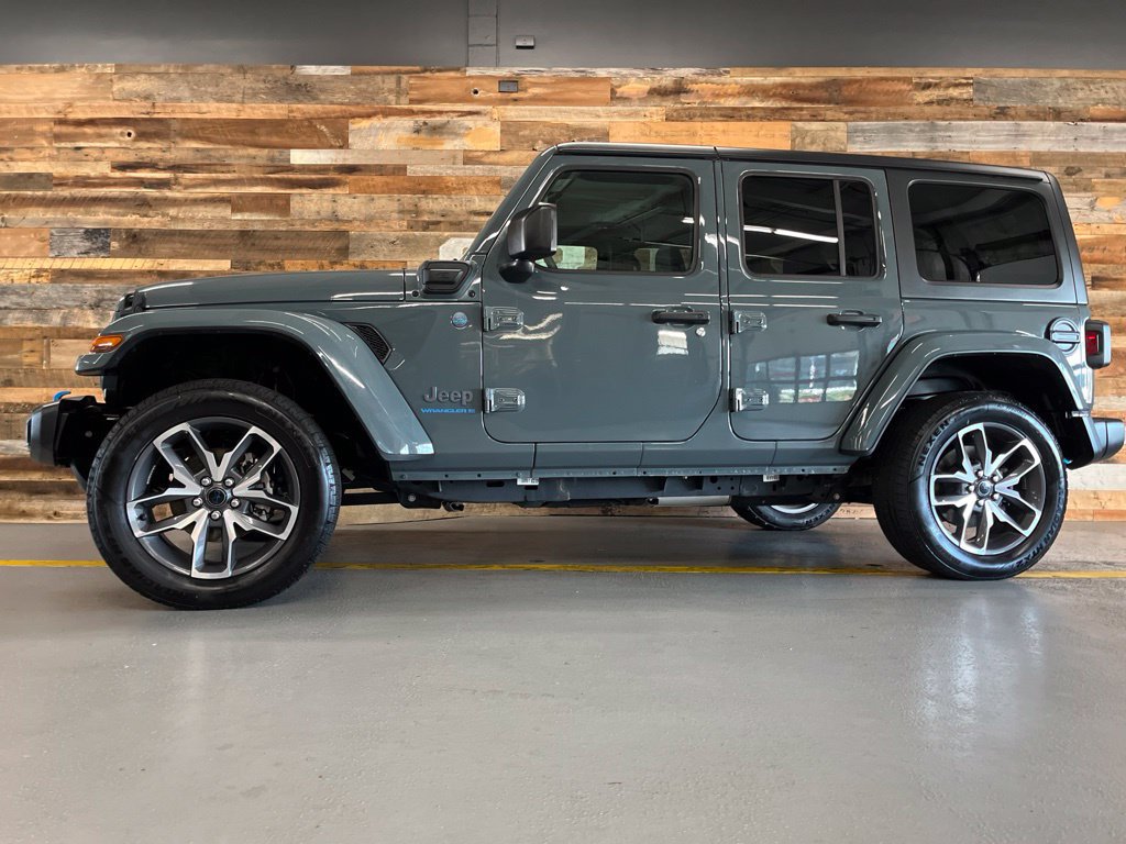 Used 2024 Jeep Wrangler Unlimited w/ Convenience Group AWD/4WD image 18
